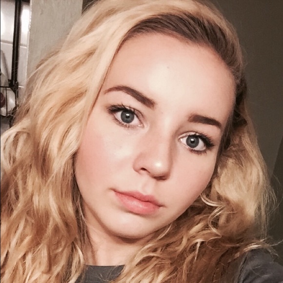 Profile Picture of Caroline Drell (@ca_rl) on Poshmark