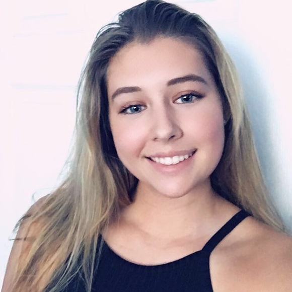 Profile Picture of Arianna Oreb (@ariannaoreb) on Poshmark