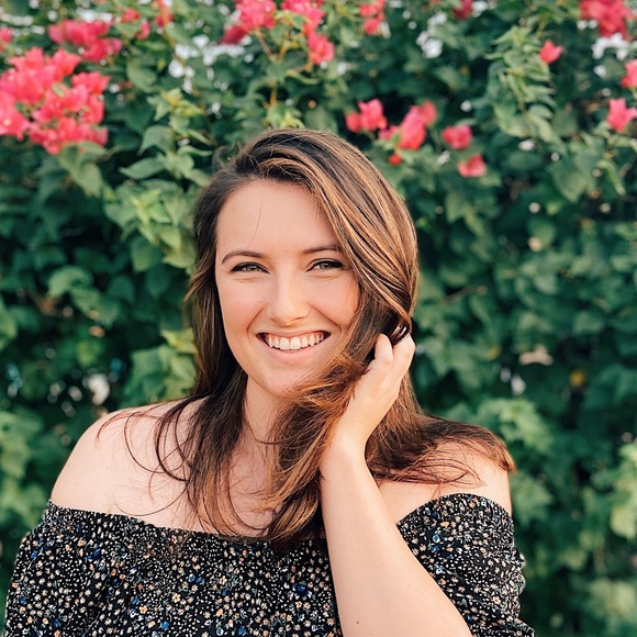 Profile Picture of Olivia Nicholls (@onicholls) on Poshmark