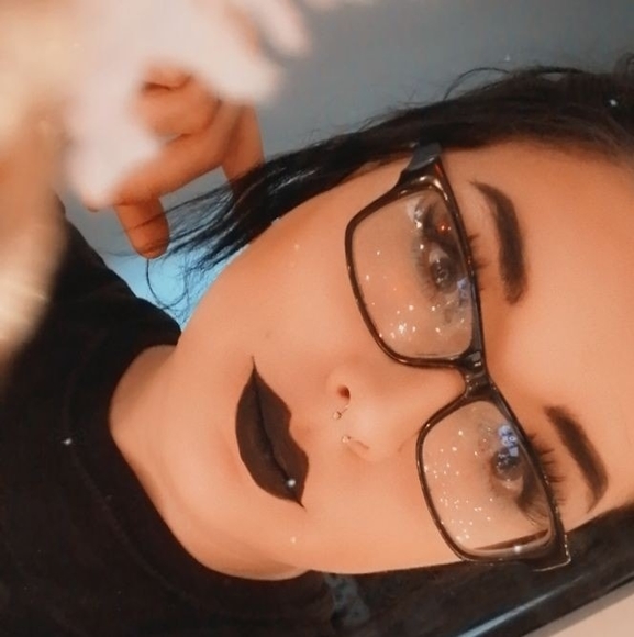 Profile Picture of Amanda Sosebee (@manduhlee) on Poshmark