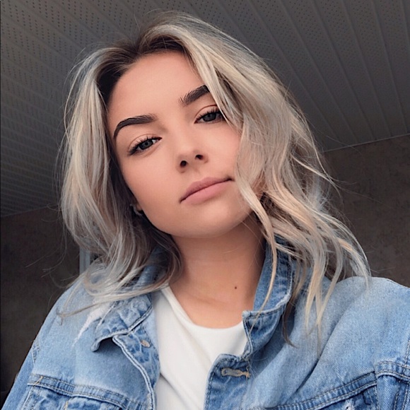 Profile Picture of Taylor Chmilar (@taylorchmilar) on Poshmark