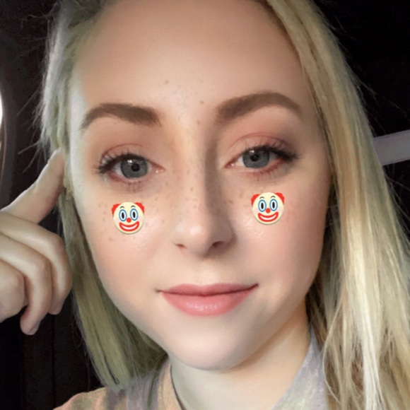 Profile Picture of Zoe Kaopio (@kapsbabyz) on Poshmark