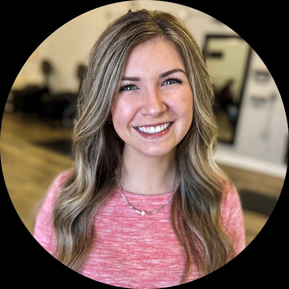 Profile Picture of Lindsey Addison (@lindseytaddison) on Poshmark