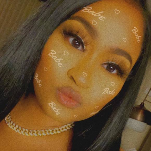 Profile Picture of Adora Lindsey (@atlindsey) on Poshmark