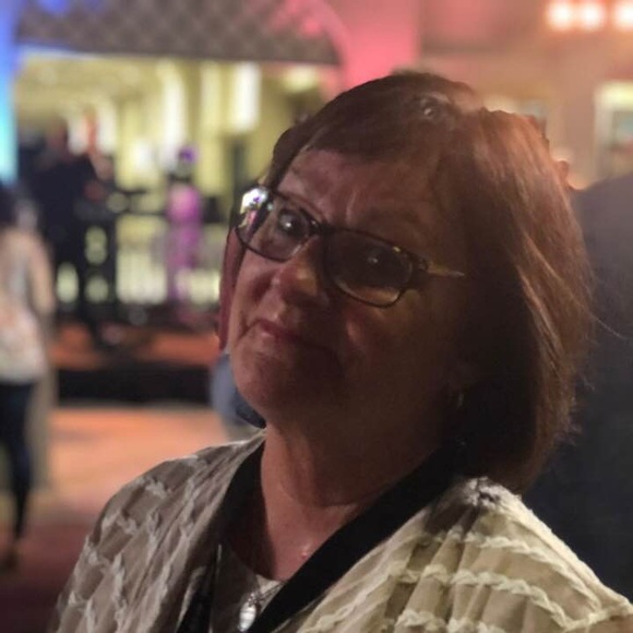 Profile Picture of Joanie Barrus (@rainb0wjb) on Poshmark