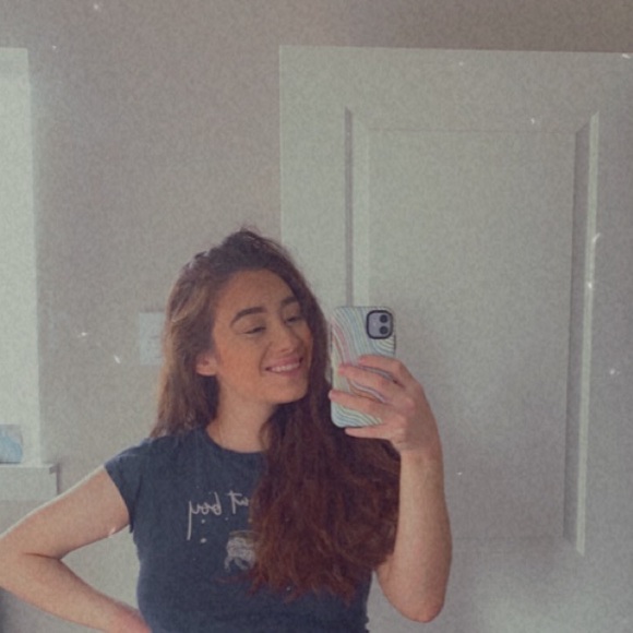 Profile Picture of Gabriella Levy (@gabriellaalevy) on Poshmark