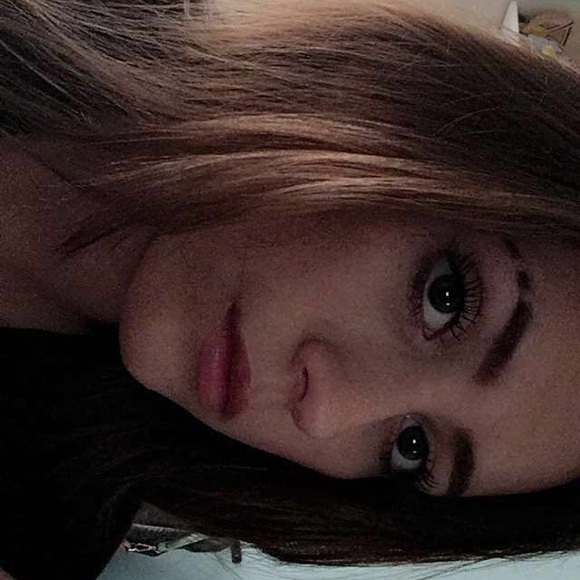Profile Picture of Genna Bartucca (@mamii___g) on Poshmark