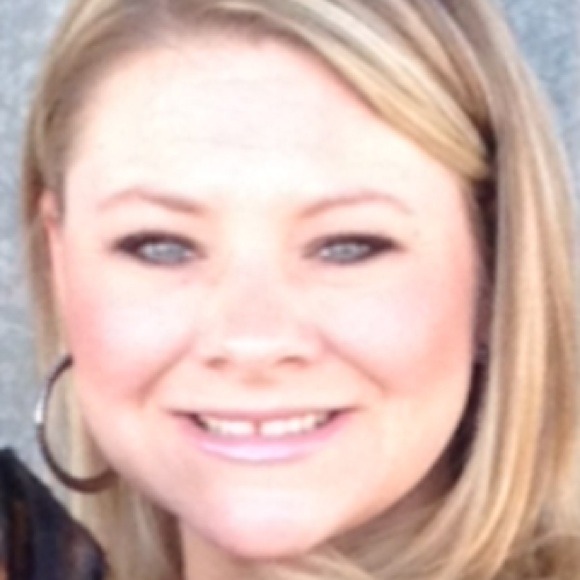 Profile Picture of Jennifer Hardgrave (@jennhardgrave) on Poshmark