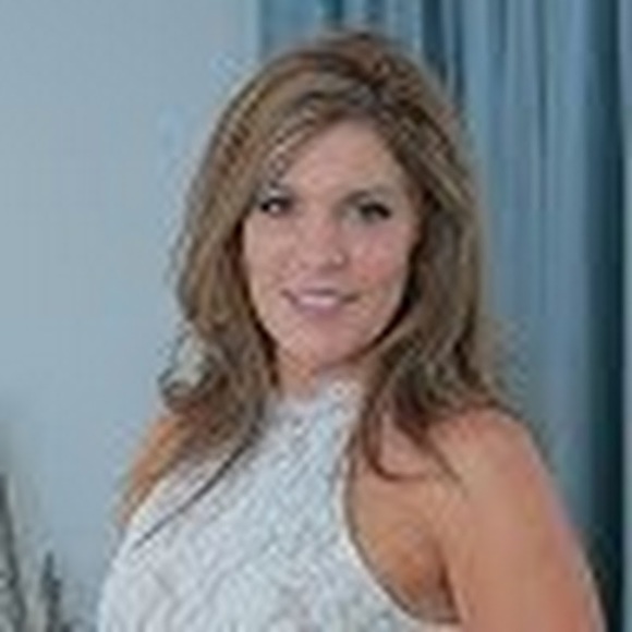 Profile Picture of Lisa Jones (@fairclothli01) on Poshmark