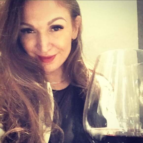 Profile Picture of Johanna Siaki (@johannasiaki) on Poshmark