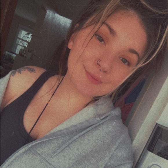 Profile Picture of Sheray Schrunk (@sms199mfe642) on Poshmark