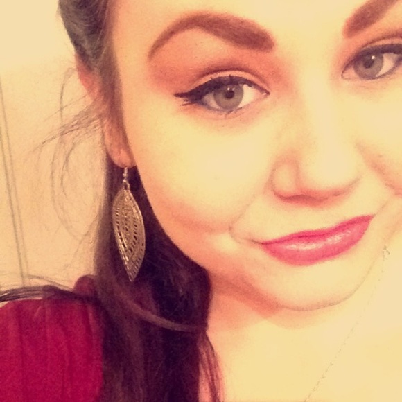 Profile Picture of Lindsey Luchansky (@lindseyluch) on Poshmark
