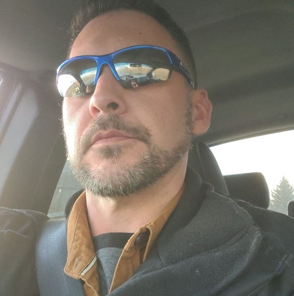 Profile Picture of Robert Wainwright (@robwain77) on Poshmark