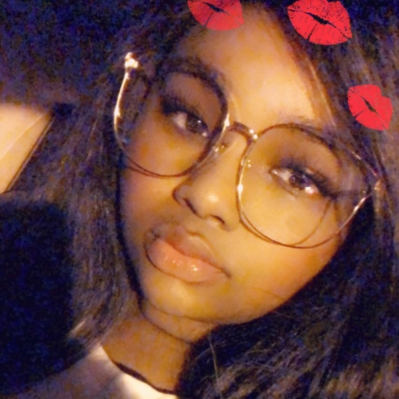 Profile Picture of Sabrina Hinton (@sabrinahinton) on Poshmark