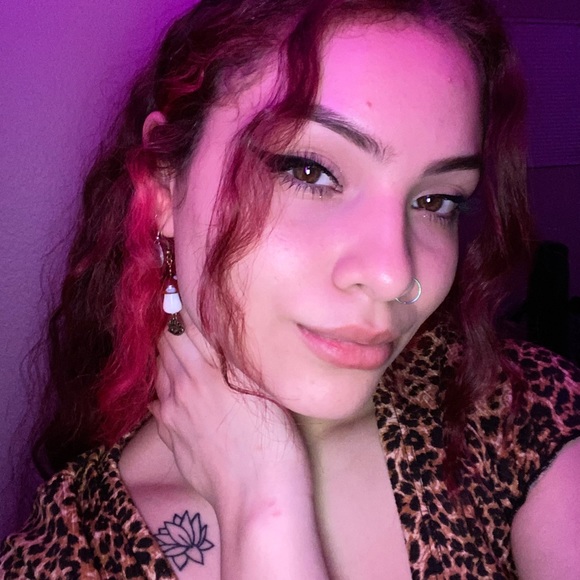 Profile Picture of Elizabeth Ruiz (@hellizzle) on Poshmark