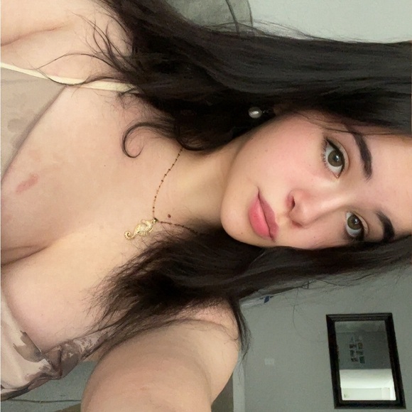 Profile Picture of Fae Ferriera (@fae213) on Poshmark