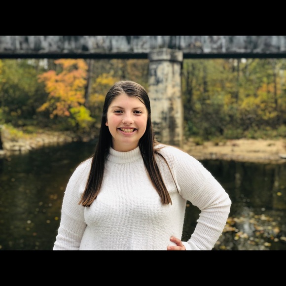 Profile Picture of Emily Smoot (@emilysmoot) on Poshmark