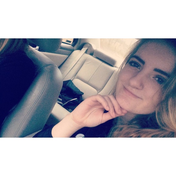 Profile Picture of Gabrielle Brock (@gbrock98) on Poshmark