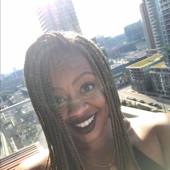 Profile Picture of Arielle Nichole (@ariellebanks) on Poshmark