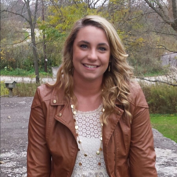 Profile Picture of Morgen Grunkemeyer (@morgen_hailey) on Poshmark