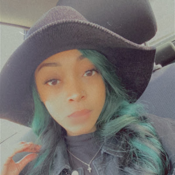 Profile Picture of Destiny Brazan (@brazand3) on Poshmark