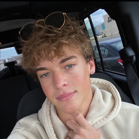 Profile Picture of Dylan Byrne (@d_byrne1) on Poshmark