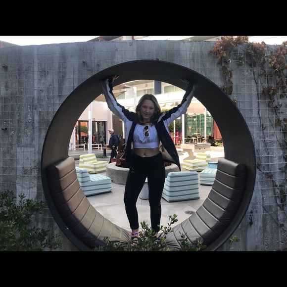 Profile Picture of Elizabeth Shaw (@bobcat38es) on Poshmark