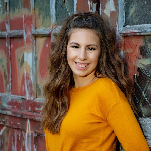 Profile Picture of Lilly Friesinger (@lfriesinger) on Poshmark