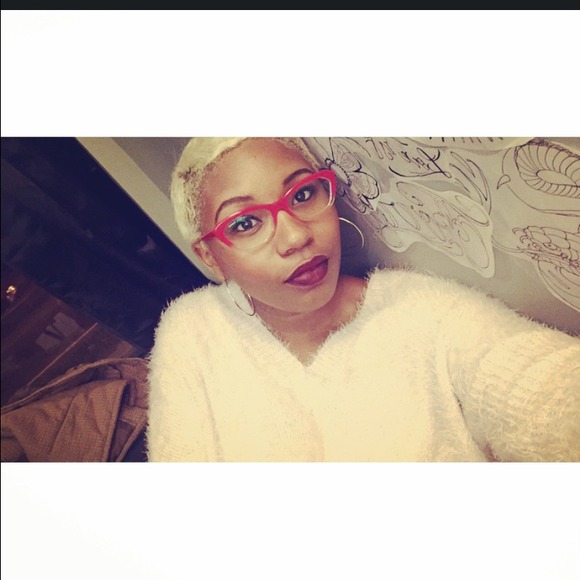 Profile Picture of Zana Mcleish (@zenaroyal) on Poshmark