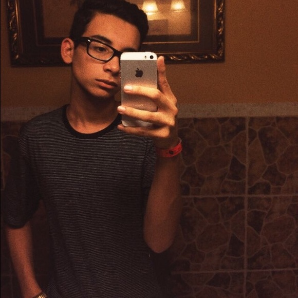 Profile Photo of Alaniz Alaniz (@ayedrian01) on Poshmark