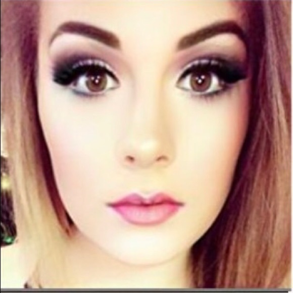 Profile Picture of Jennifer Wynn (@jennn916) on Poshmark