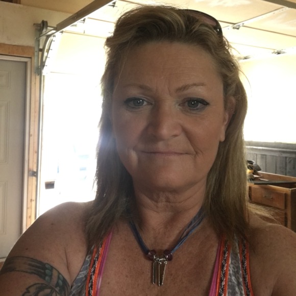 Profile Picture of Dee Featherman (@dfeatherman) on Poshmark