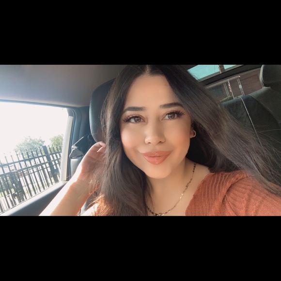 Profile Picture of Alexandra Cuellar (@alexandracue902) on Poshmark