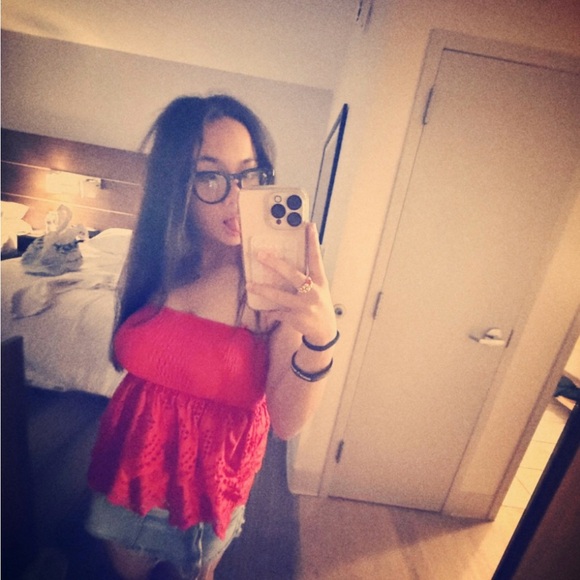 Profile Picture of Audrey Pearce (@gloki_0) on Poshmark