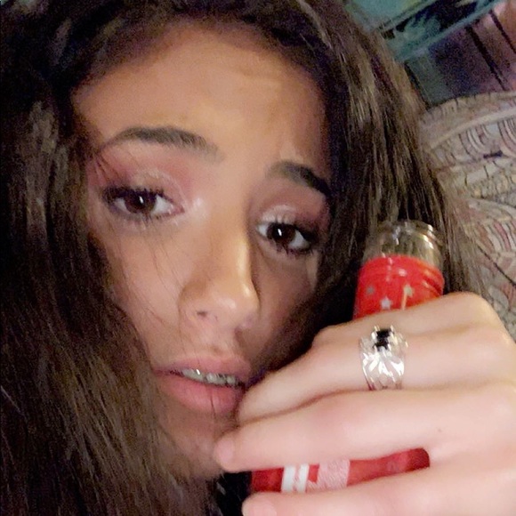 Profile Picture of Debbie Alvarez (@debbiealvarez10) on Poshmark