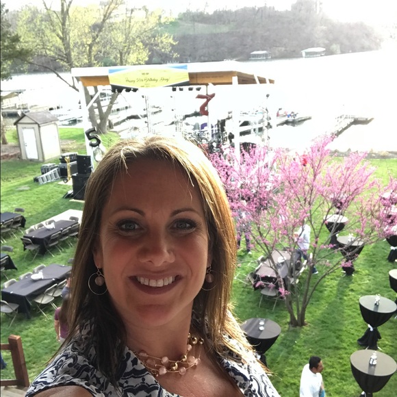 Profile Picture of Kara Felten (@karaf2269) on Poshmark