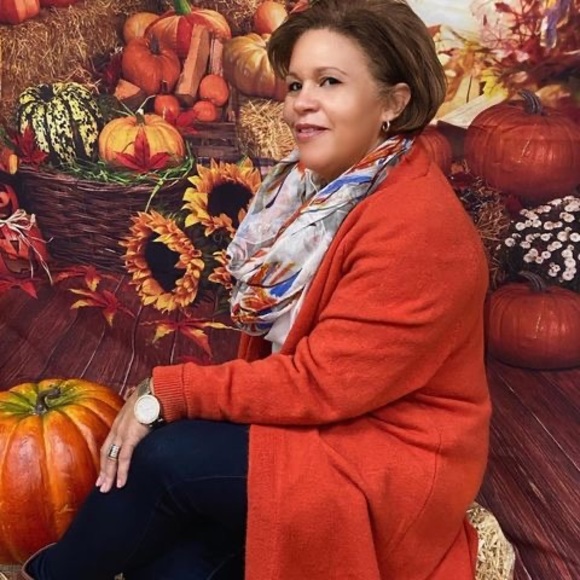 Profile Picture of Ivette Truffin (@ivetruf) on Poshmark