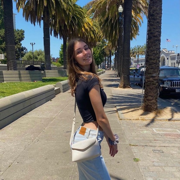 Profile Picture of Lauren Mokoski (@laurenmoko) on Poshmark