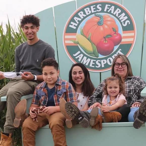 Profile Picture of Lia Kalaitzidis (@liakalaitzidis) on Poshmark