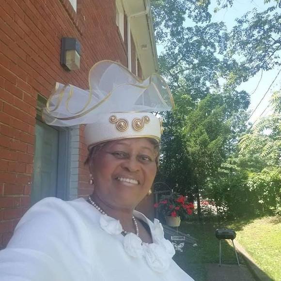 Profile Picture of Gloria James (@gloriajames) on Poshmark