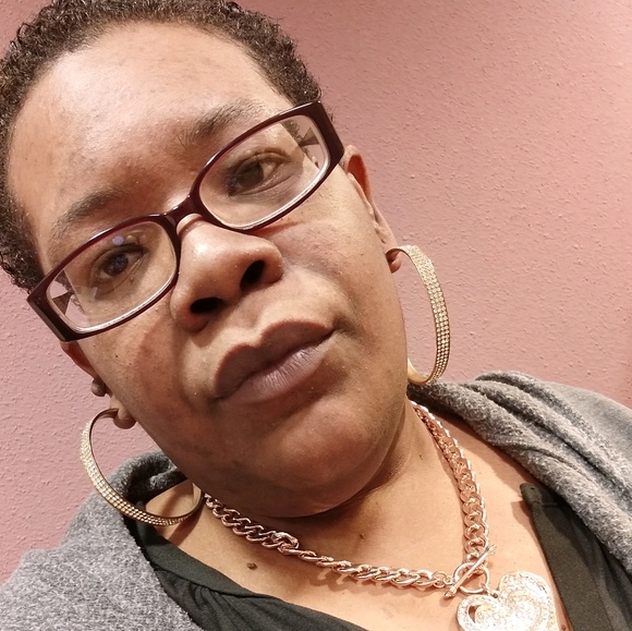 Profile Picture of Hazel Brown (@juzthazel) on Poshmark