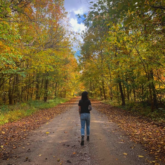 Profile Picture of Emily Stuesser (@emilyraeallday) on Poshmark