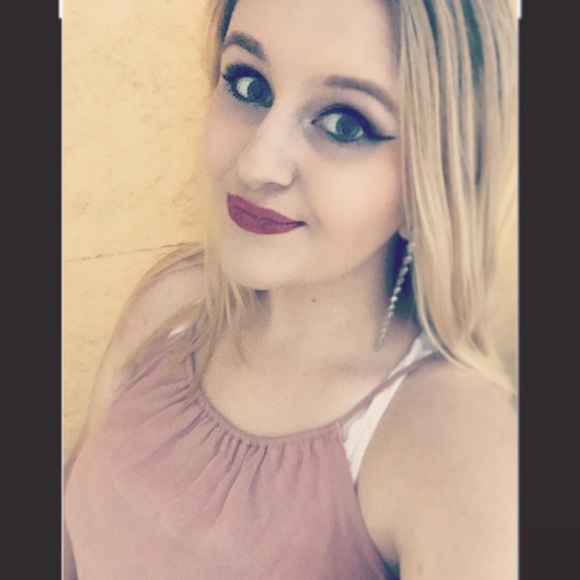 Profile Picture of Brianna Matusek (@breezy1690) on Poshmark