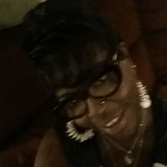 Profile Picture of Lisa Lowe (@imfreee1234) on Poshmark