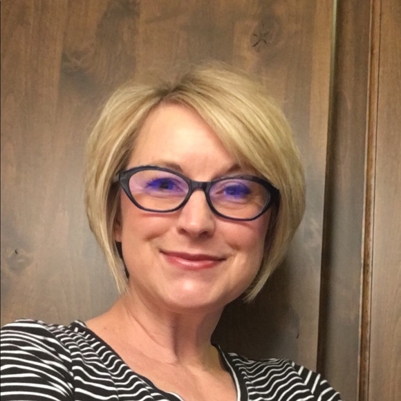 Profile Picture of Jennifer Bennet (@jenniferbennet) on Poshmark