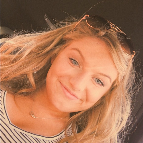 Profile Picture of Danielle Bryant (@daniellebrya745) on Poshmark