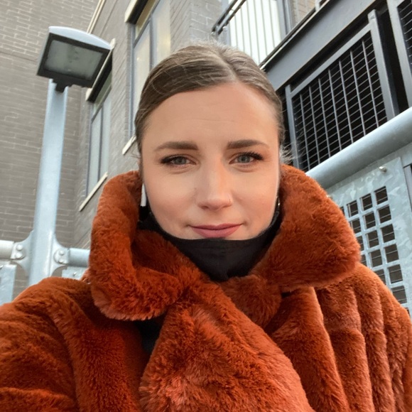 Profile Picture of Amanda Nuthals (@anuthals) on Poshmark