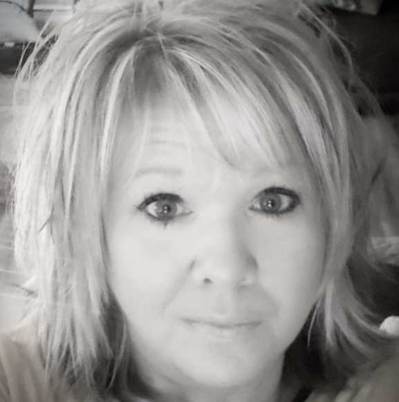 Profile Picture of Lisa Narad (@lisanarad) on Poshmark