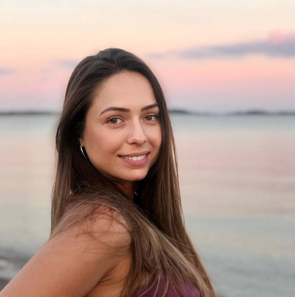 Profile Picture of Ellen Angoleri (@ellen_angoleri) on Poshmark