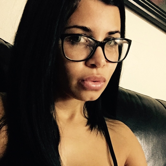 Profile Picture of Michelly Gomes (@michellygomes28) on Poshmark